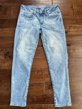 American Eagle Outfitters light blue denim jeans 2 short